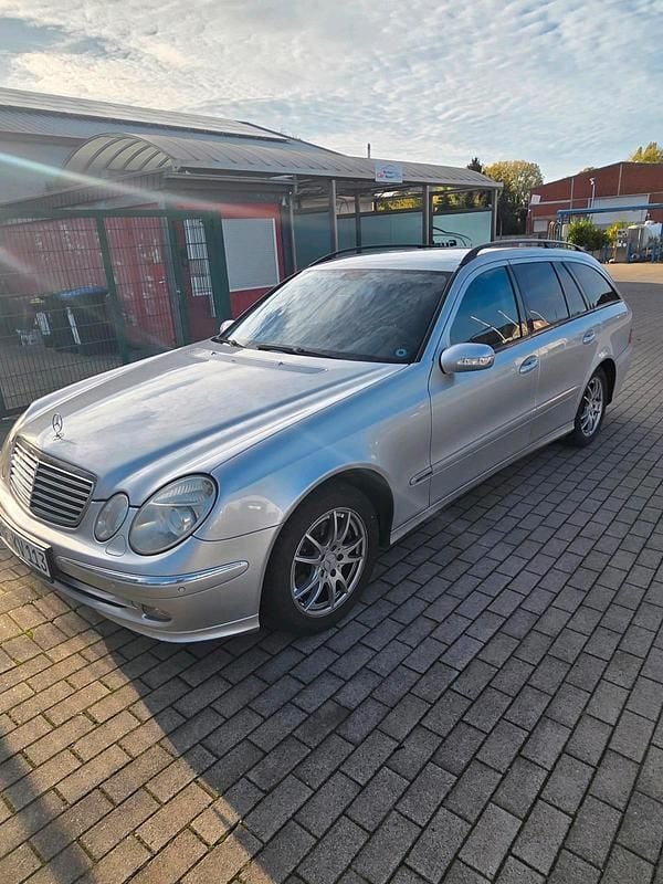 Silber Gebraucht 2005 Mercedes E220 Avantgarde Kombi | 2.800 € - Bild 1/4