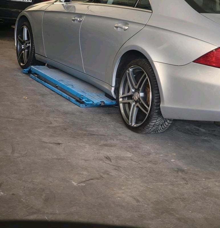 Silber Gebraucht 2006 Mercedes CLS320 Limousine | 6.400 € (Fairer Preis) - Bild 1/4