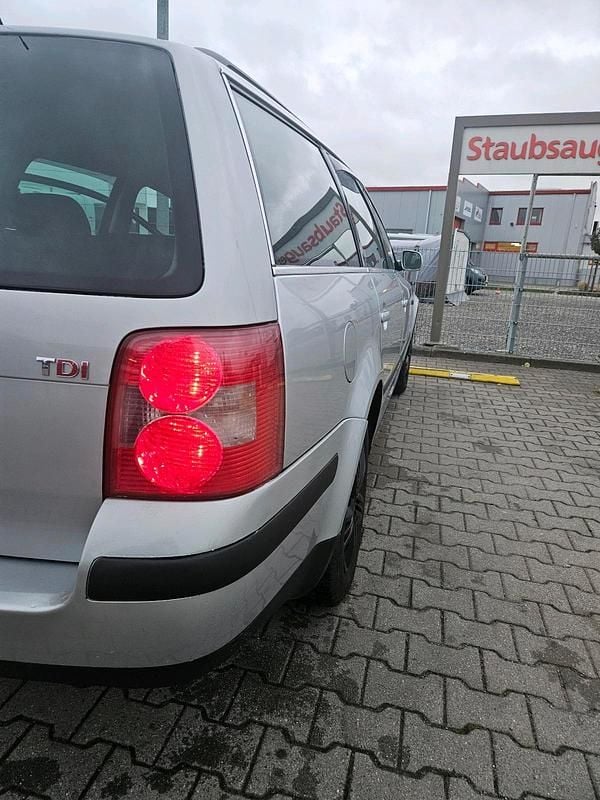 Silber Gebraucht 2001 VW Passat Kombi | 1.600 € (Fairer Preis) - Bild 1/4