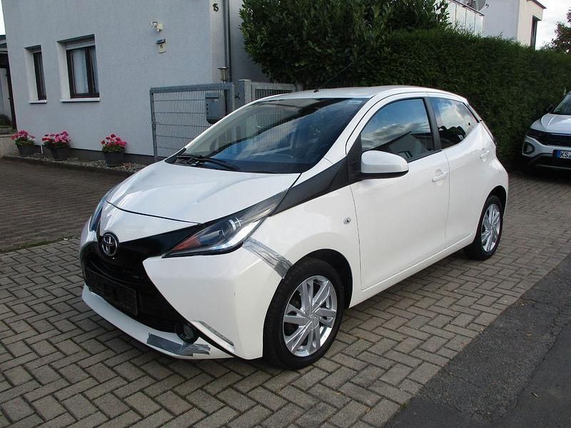 Weiß Gebraucht 2015 Toyota Aygo X-play Kleinwagen | 6.500 € (Fairer Preis) - Bild 1/4