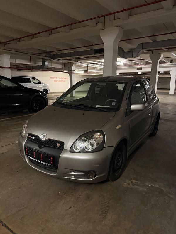 Silber Gebraucht 2002 Toyota Yaris Kleinwagen | 2.000 € (Fairer Preis) - Bild 1/4