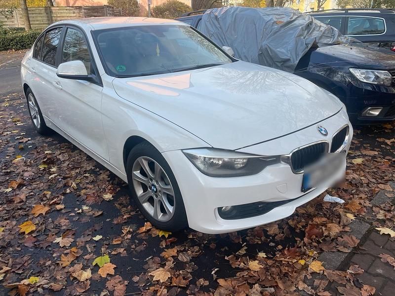 Weiß Gebraucht 2012 BMW 320 Limousine | 11.900 € (Guter Preis) - Bild 1/4