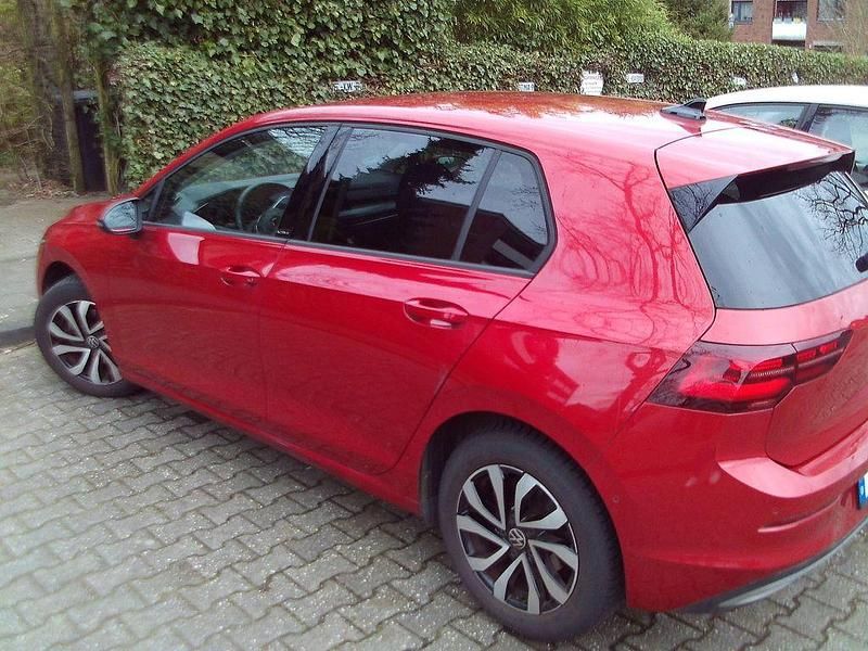 Gebraucht VW Golf VIII Active 131 PS (96 kW) 2021 Rot Limousine