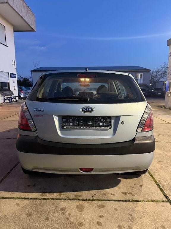 Gebraucht Kia Rio Basis 97 PS (71 kW) 2006 Silber Limousine