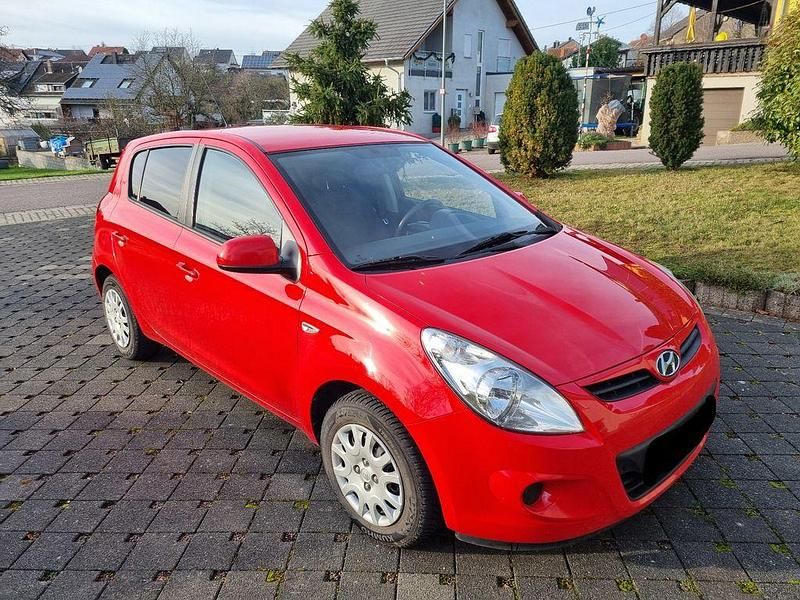 Rot Gebraucht 2010 Hyundai i20 Classic Limousine | 3.200 € (Fairer Preis) - Bild 1/4