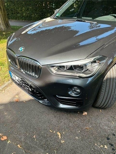 Grau Gebraucht 2018 BMW X1 Sport Line SUV | 19.800 € (Superpreis) - Bild 1/4