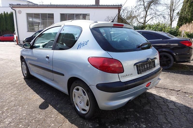 Gebraucht Peugeot 206 69 PS (50 kW) 2001 Silber Kleinwagen