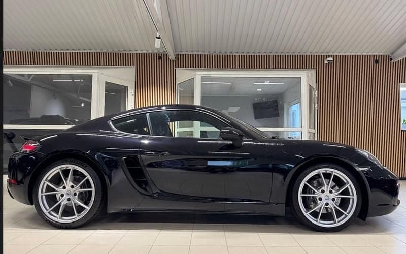 Tiefschwarz Gebraucht 2017 Porsche 718 Cayman Coupé | 55.900 € (Teuer) - Bild 1/3