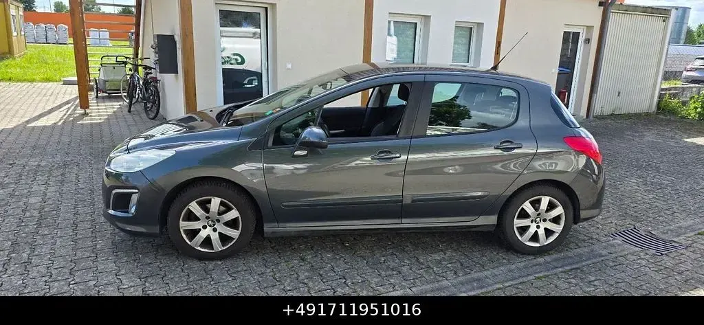 Gebraucht Peugeot 308 Active 120 PS (88 kW) 2012 Grau Limousine