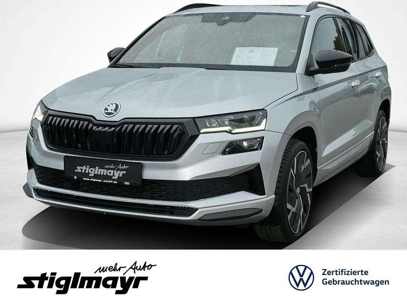 Brillantsilber metallic Gebraucht 2022 Skoda Karoq SportLine SUV | 27.870 € (Fairer Preis) - Bild 1/4