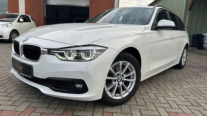 Weiß Gebraucht 2019 BMW 318 Sport Line Limousine | 15.999 € (Guter Preis) - Bild 1/4