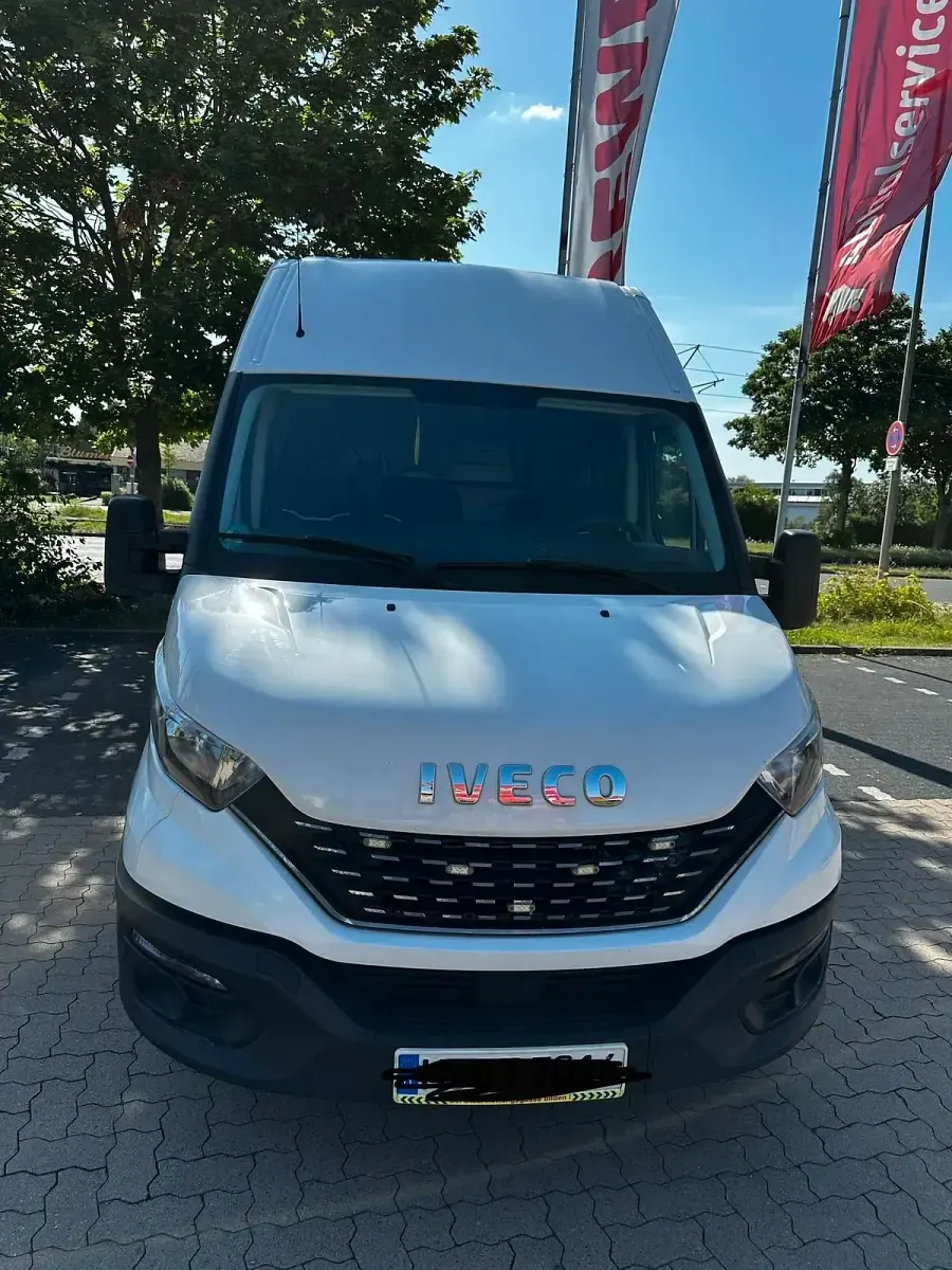 Gebraucht Iveco Daily 136 PS (100 kW) 2021 Weiß Limousine