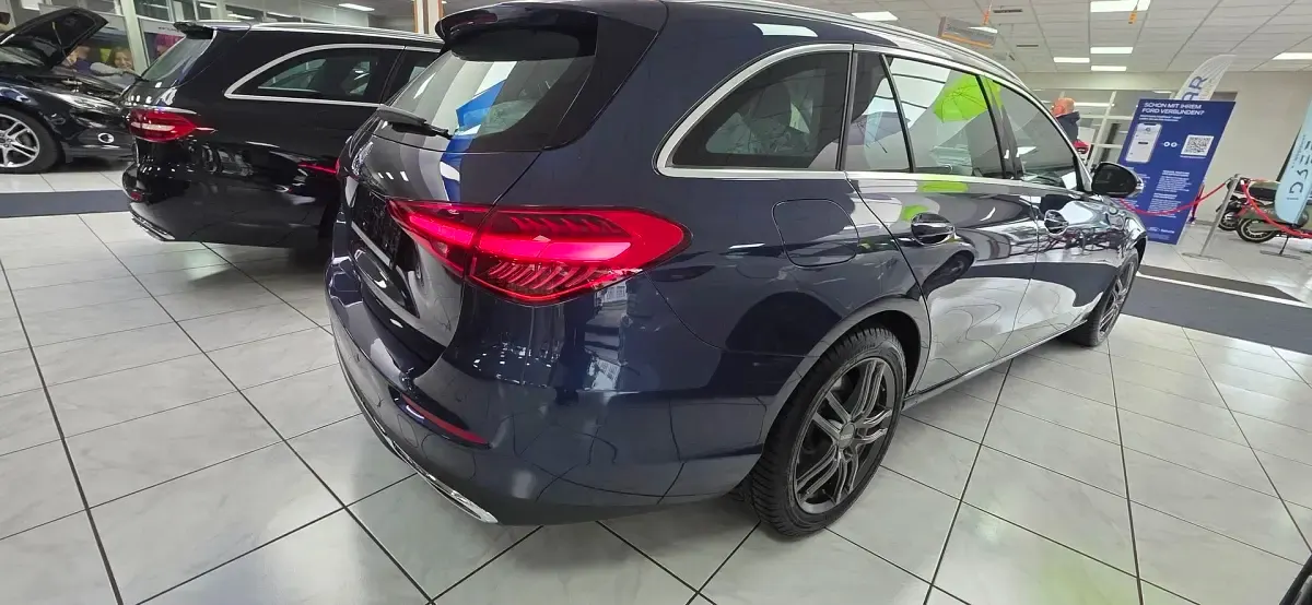 Gebraucht Mercedes C300e Avantgarde 426 PS (313 kW) 2023 Sodalithblue  metallic paint Kombi