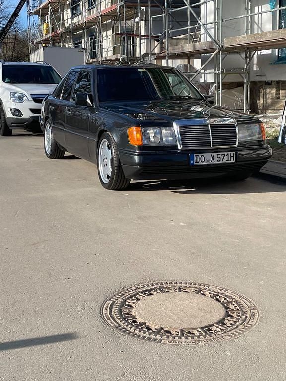 Gebraucht Mercedes 300 109 PS (80 kW) 1991 Schwarz Limousine