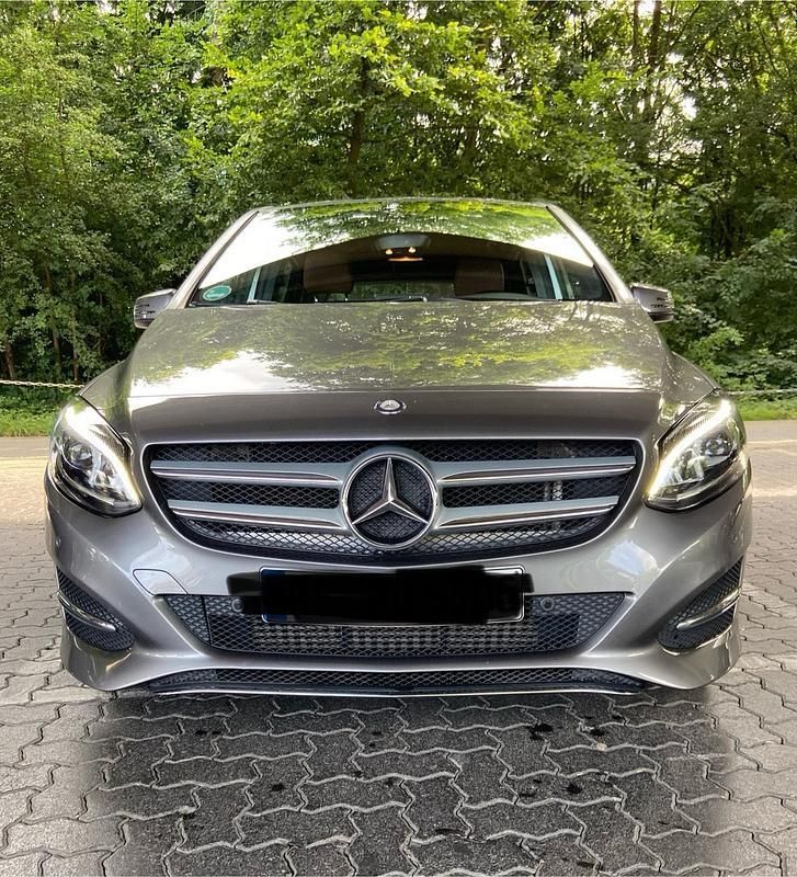 Grau Gebraucht 2015 Mercedes B180 Van / Kleinbus | 14.250 € (Fairer Preis) - Bild 1/4