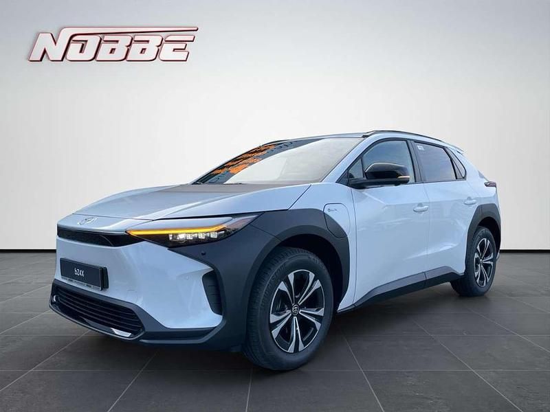 Weiß Neu 2025 Toyota bZ4X Team SUV | 40.990 € (Fairer Preis) - Bild 1/4