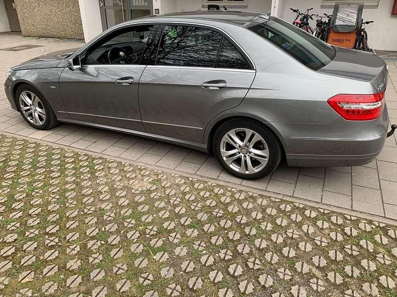 Gebraucht Mercedes E200 Elegance 184 PS (135 kW) 2011 Silber Limousine