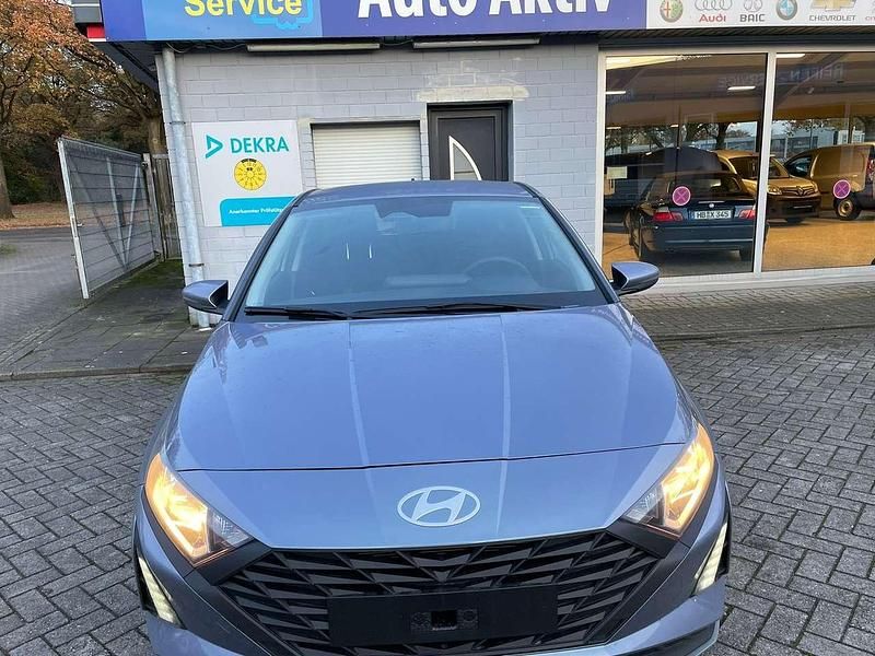 Neu Hyundai i20 79 PS (58 kW) 2025 Vibrant blue met. Limousine