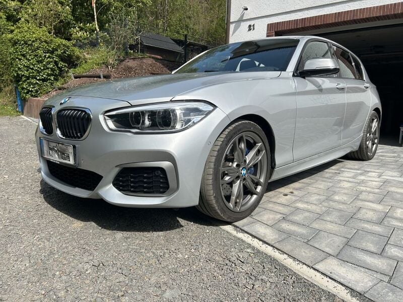 Grau Gebraucht 2017 BMW M140 M Sport Limousine | 29.900 € (Guter Preis) - Bild 1/4