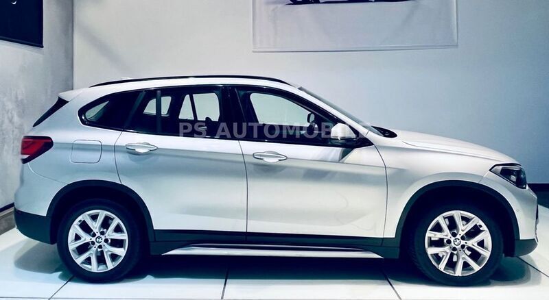 Glaciersilber metallic Gebraucht 2021 BMW X1 Sport Line SUV | 23.998 € (Guter Preis) - Bild 1/4