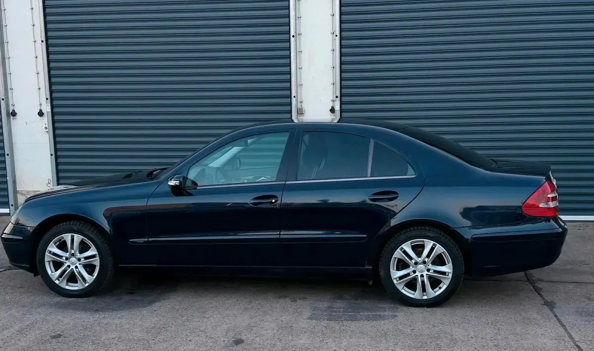 Gebraucht Mercedes E220 150 PS (110 kW) 2002 Blau Limousine