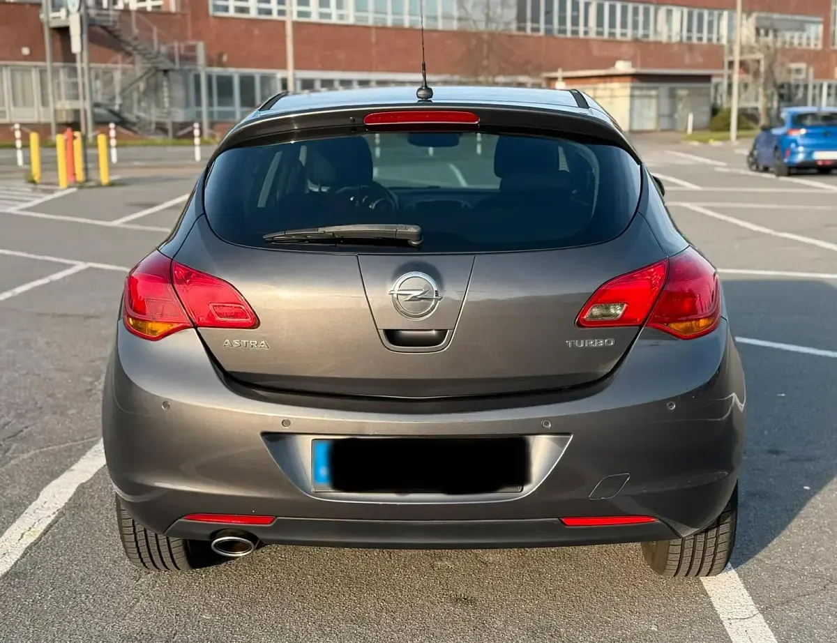 Gebraucht Opel Astra 140 PS (102 kW) 2011 Grau Limousine