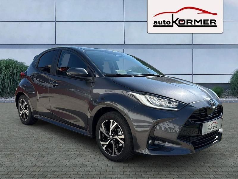 Grau Neu 2025 Toyota Yaris Hybrid Comfort Limousine | 23.769 € (Fairer Preis) - Bild 1/4