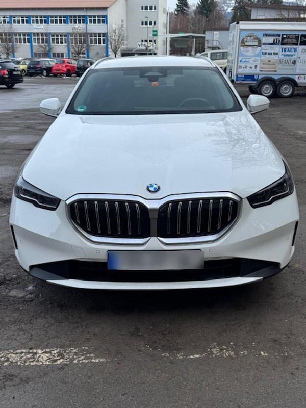 Weiß Gebraucht 2024 BMW 520 Comfort Edition Kombi | 46.500 € - Bild 1/4