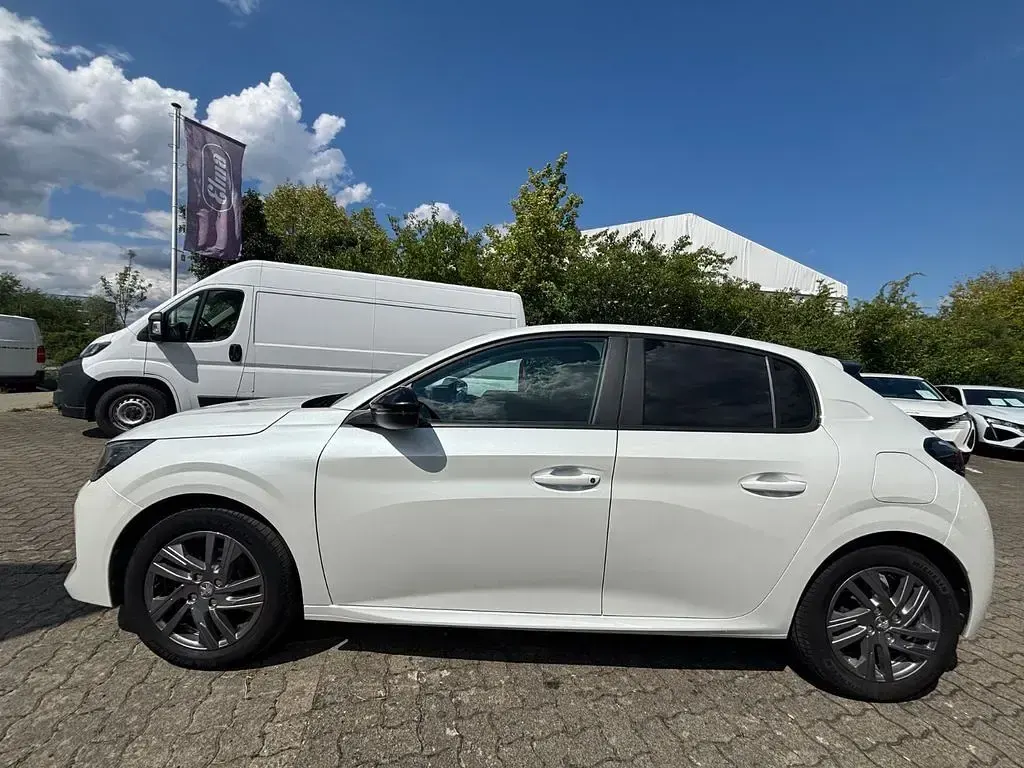 Gebraucht Peugeot 208 Active 75 PS (55 kW) 2022 Weiß (metallic) Kleinwagen