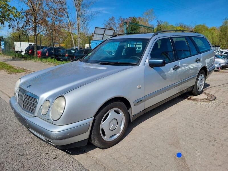 Silber Gebraucht 1998 Mercedes E240 Classic Kombi | 1.099 € (Fairer Preis) - Bild 1/4