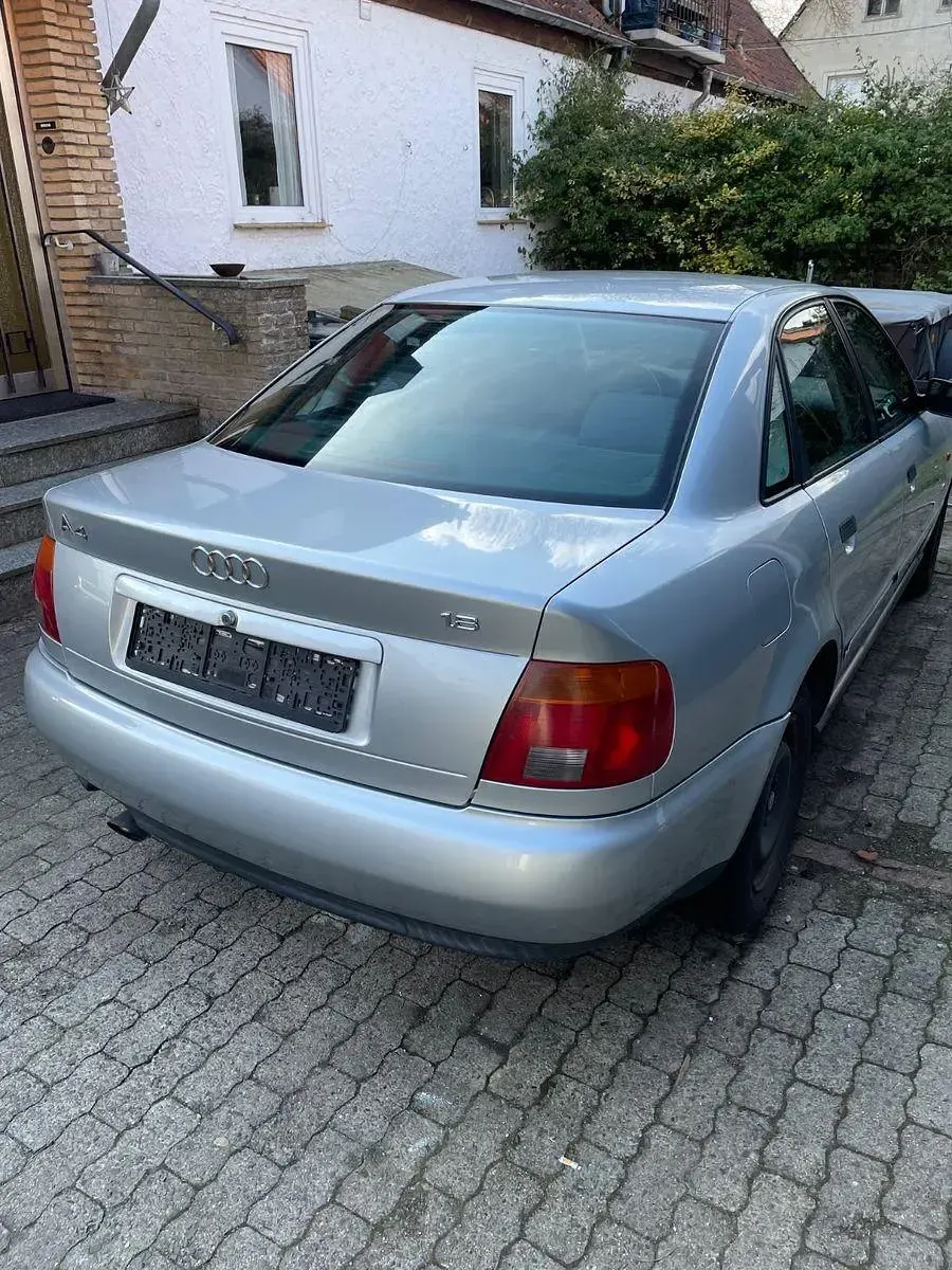 Używany Audi A4 125 KM (91 kW) 1995 Srebrny Sedan/Limuzyna