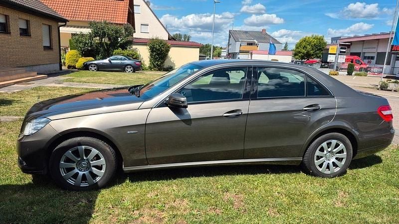 Braun Gebraucht 2010 Mercedes E200 Limousine | 9.900 € (Guter Preis) - Bild 1/4