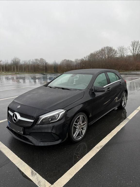 Schwarz Gebraucht 2017 Mercedes A180 AMG line Limousine | 12.700 € (Fairer Preis) - Bild 1/4