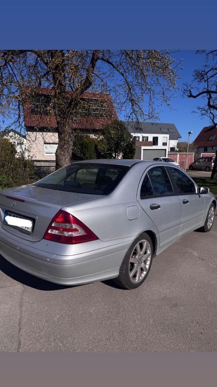 Silber Gebraucht 2006 Mercedes C220 Classic Limousine | 5.200 € (Etwas zu teuer) - Bild 1/4