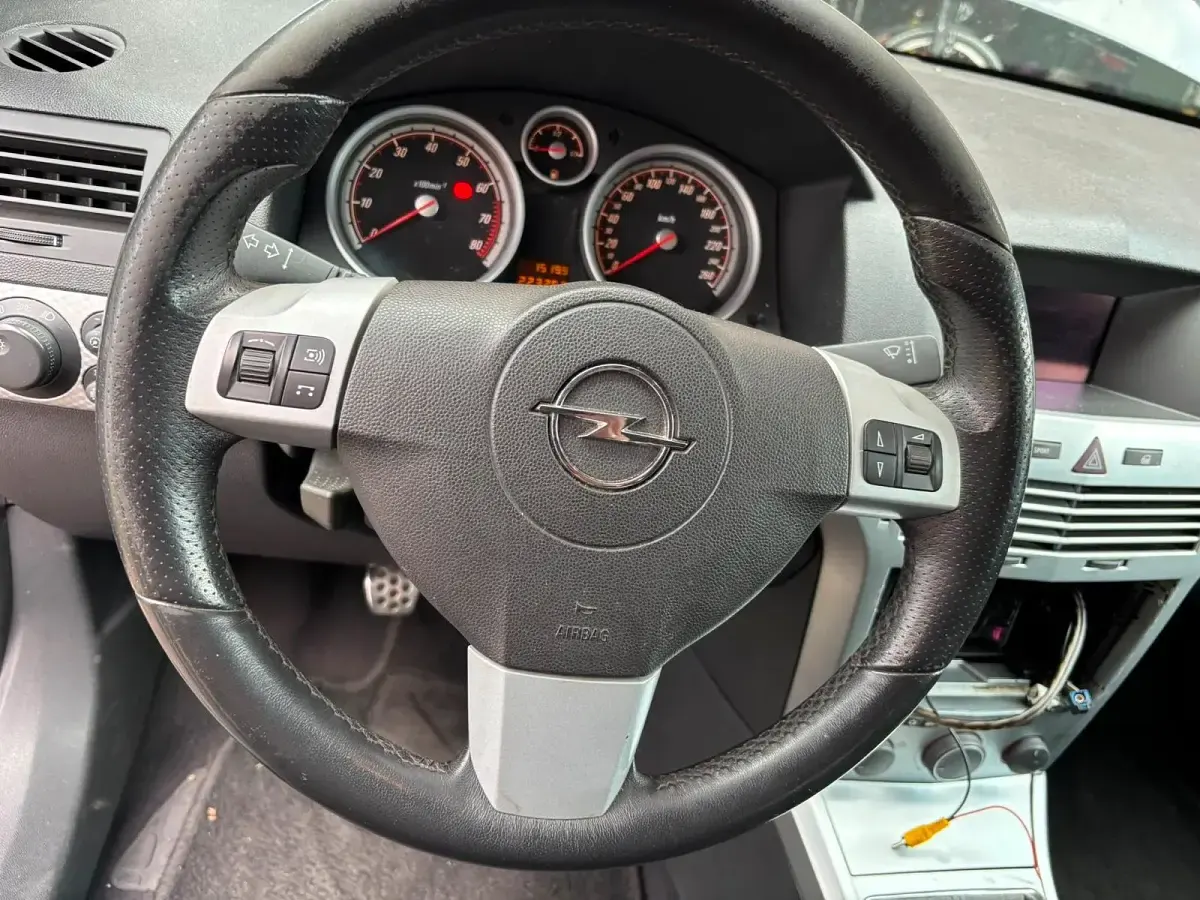 Gebraucht Opel Astra 102 PS (75 kW) 2005 Schwarz Kombi