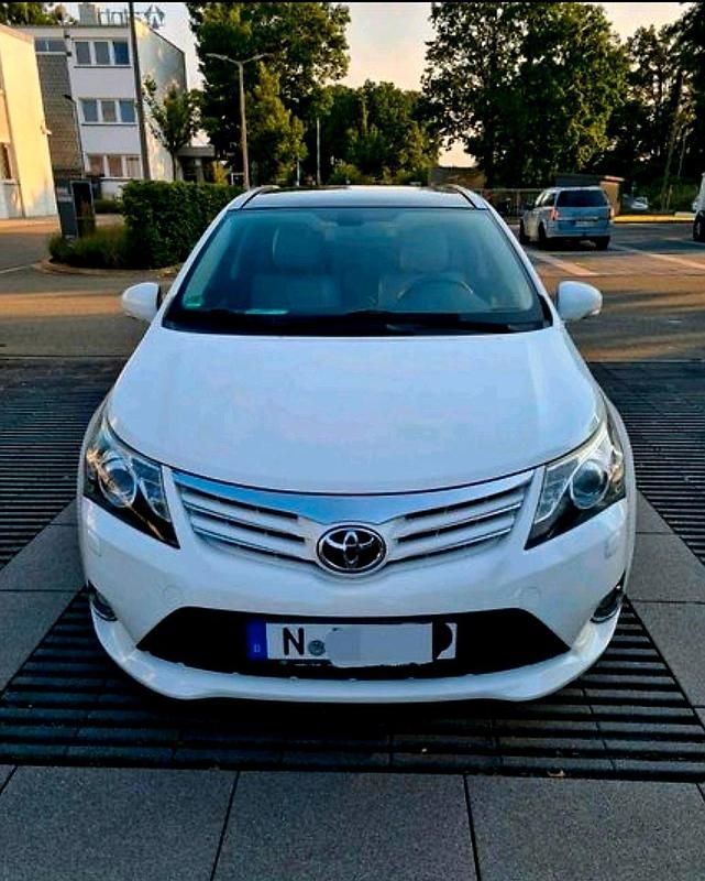 Gebraucht Toyota Avensis Executive 177 PS (130 kW) 2012 Weiß Kombi