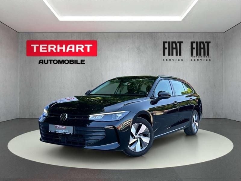 Grenadillschwarz metallic Gebraucht 2024 VW Passat Kombi | 28.987 € (Fairer Preis) - Bild 1/4