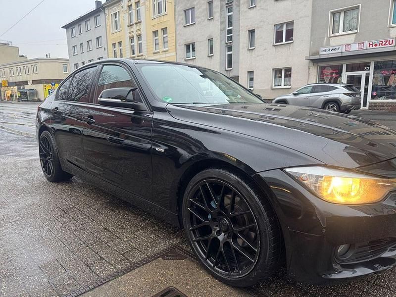 Gebraucht BMW 320 Sport Line 184 PS (135 kW) 2012 Schwarz Limousine