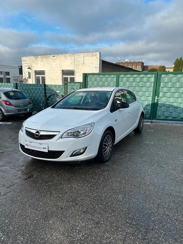 Gebraucht Opel Astra 87 PS (63 kW) 2011 Weiß Kleinwagen