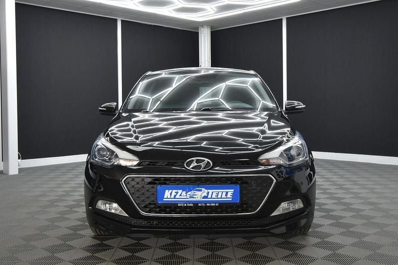 Gebraucht Hyundai i20 Style 101 PS (74 kW) 2015 Schwarz Kleinwagen