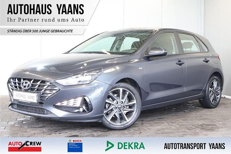 Grau Gebraucht 2023 Hyundai i30 Trend Limousine | 13.789 € (Guter Preis) - Bild 1/4