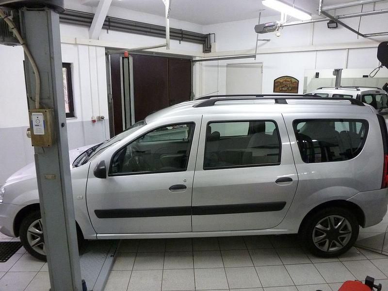 Gebraucht Dacia Logan Lauréate 105 PS (77 kW) 2009 Silber Limousine