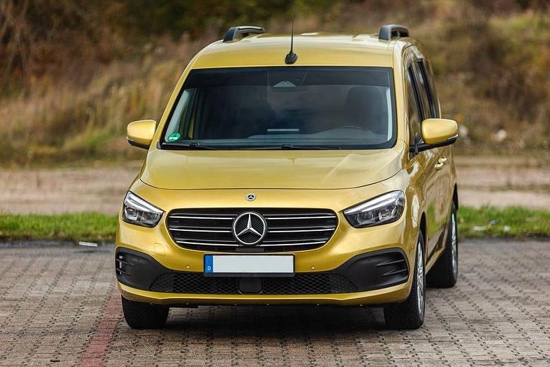 Gelb Gebraucht 2023 Mercedes T180 Edition Van / Kleinbus | 31.999 € (Teuer) - Bild 1/4