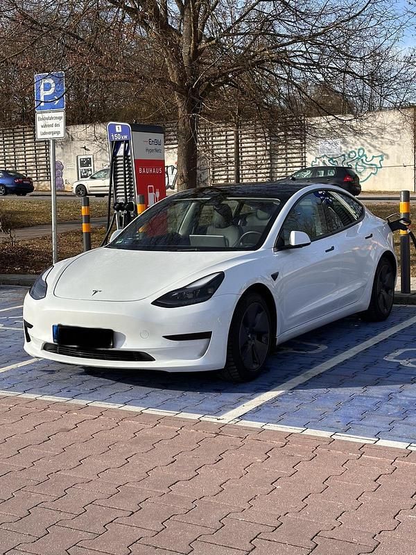 Weiß Gebraucht 2021 Tesla Model 3 Standard Range Limousine | 24.500 € (Fairer Preis) - Bild 1/4