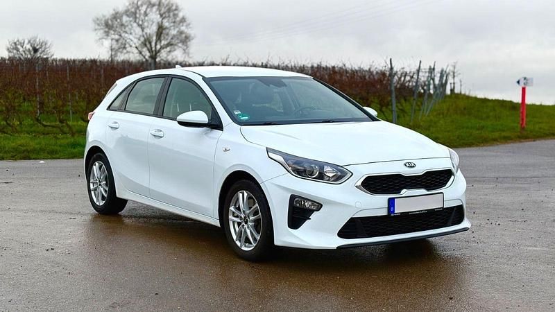 Weiß Gebraucht 2020 Kia Ceed Edition 7 Kleinwagen | 14.900 € (Fairer Preis) - Bild 1/4