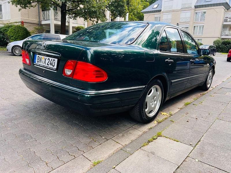 Gebraucht Mercedes E240 Avantgarde 170 PS (125 kW) 1998 Grün Limousine
