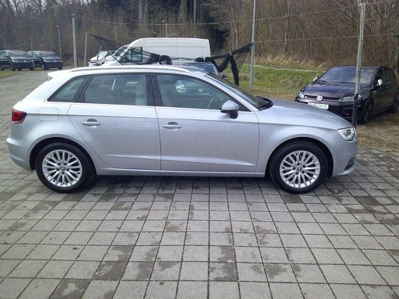 Gebraucht Audi A3 Ambiente 150 PS (110 kW) 2015 Florettsilber metallic (metallic) Limousine