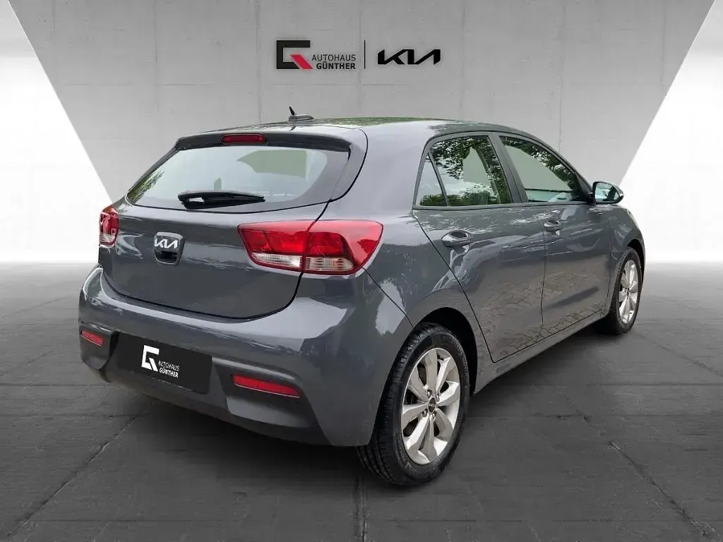 Używany Kia Rio Vision 101 KM (74 kW) 2023 Szary Sedan/Limuzyna