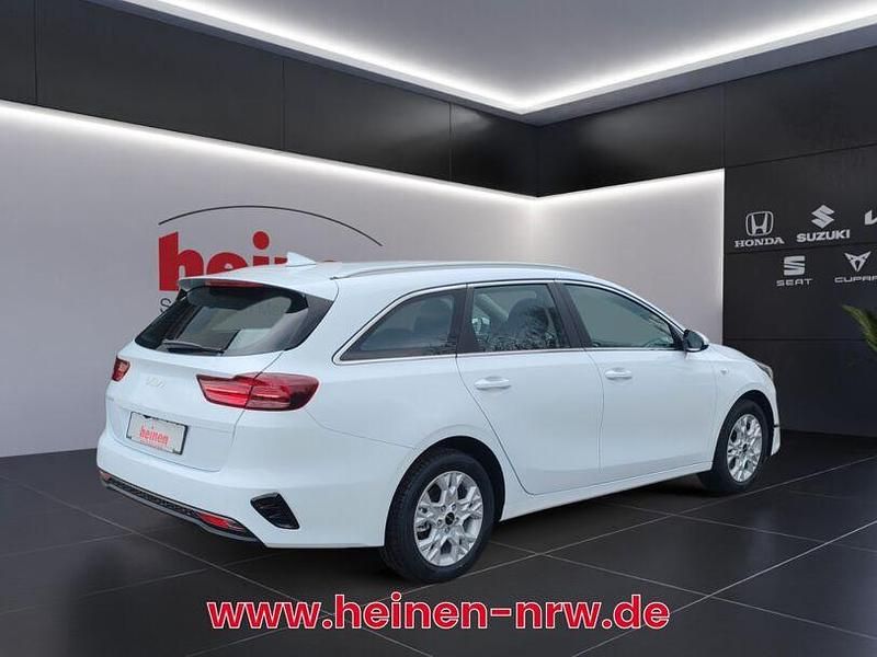Neu Kia Ceed Vision 140 PS (102 kW) 2025 Silber Kleinwagen