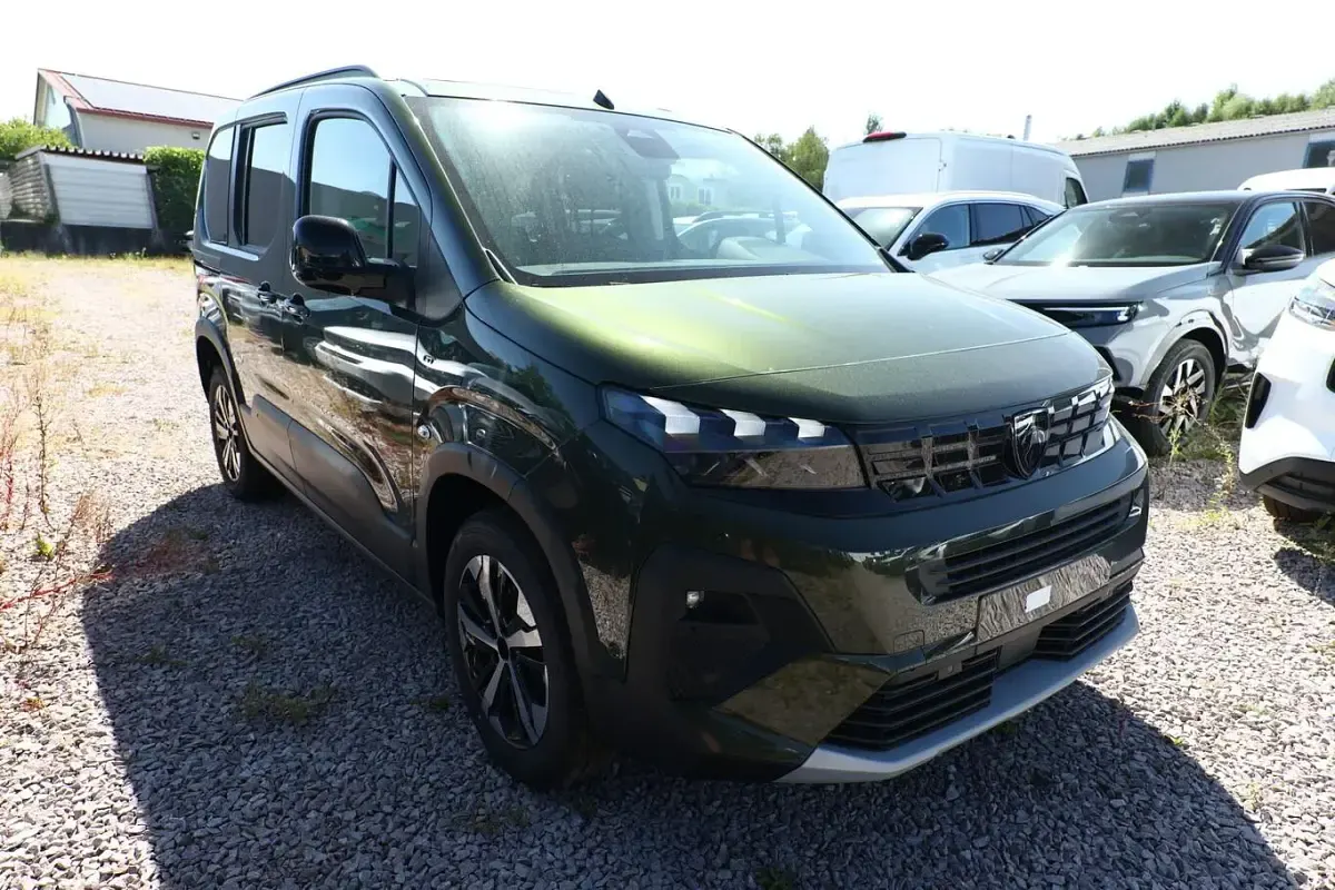 Neu Peugeot Rifter GT 131 PS (96 kW) 2026 Sirrka grün metallic Van / Kleinbus